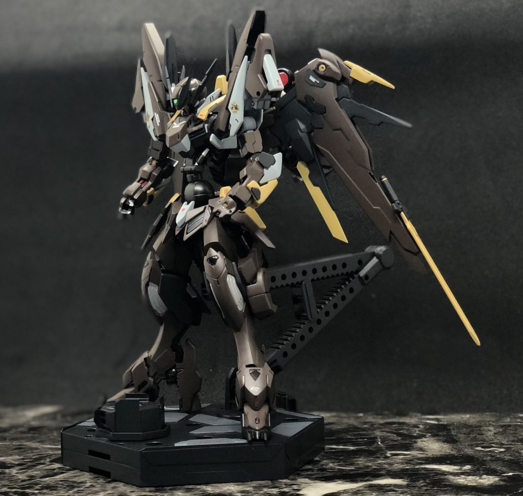 腰部分にジャンクパーツを追加で付けることにより機体の高さを少し上げました
イオク家のガンダムフレームという事もあり
機体のカラーリングはイオク専用レギンレイズを参考にスプレー塗装で仕上げました‼︎✨