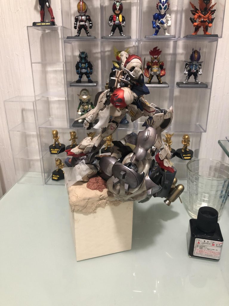 仮固定の段階。マスキングテープで止めて全体を確認しています。武器は無し。グシオンハンマーをヴィネットに埋め込んで持たせているのである程度固定されています。