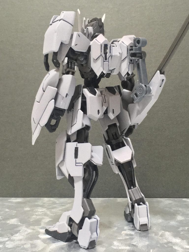 ## 解説
GUNSTAさんに最初に投稿した作品である[ガンダム・フュルフール](https://gumpla.jp/hg/72013)を、鉄血コン参加にあたり新しく作成しました。
今回は、アニメ本編のP.D.世界でレストアされた姿で存在したら…？をイメージし、義手や仮の装甲を纏った状態を再現。パーツの換装で元の状態(オリジン)にもできます。