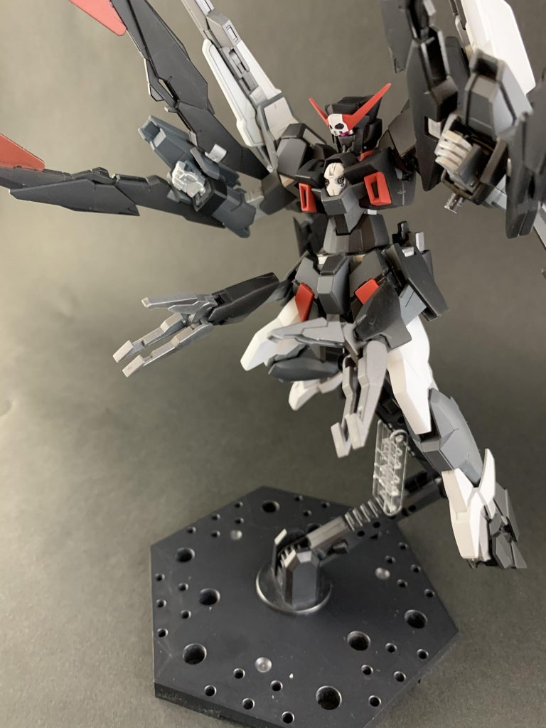 腰部クロー
ゼロ距離格闘戦で緊急時に対象の行動を制限できる他、変形時にも格闘用装備として使用出来る。