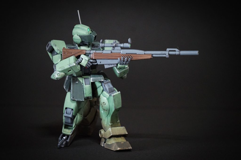 膝下の短縮と干渉箇所の削り込みで綺麗に膝立ちが決まるよう改修しました。
銃持ち手は軸位置を変更し、ストックを肩に当てた構えができるようにしました。