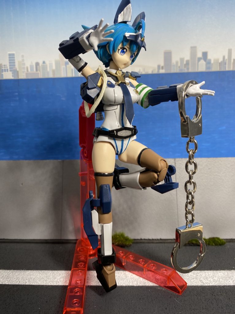 「観念しなさい!最終奥義で逮捕するわよ!」
説明しよう、子供のころ近所の古武術道場に通っていたナミさんは謎の格闘技を修めているのだ。そこらのデスアーミー位は素手で粉砕するらしいぞ。今日もパトカー壊して始末書だ。