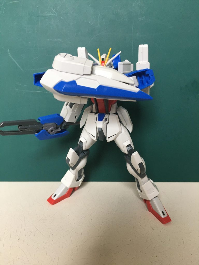 シールド（ビームコーティング）　標準の盾より耐久性を重視。その結果、盾より腕が先に消耗すると言う問題が発生！しかし開発者が『じゃあ~それで殴ったら敵を！』