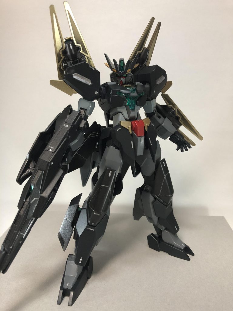 ゴーリヴェンガンダム
硬くて強くてウザかったらもう最強やん！というゴリスリィの中の人の趣味と性格の悪さ全開な機体、コリラガンダム改の性能とウホヌスアーマーの性能が合わさることで、飛ぶ時は景色がビュンビュン流れ、攻撃が当たればｶﾝ!ｺﾝ!ｷｰﾝ!ととてもいい音がする

足の二機のカメラビット「監視ゅく王(かんしゅくおう)」は後述のセンサービットで発見した敵をカメラに収め仲間に送信する