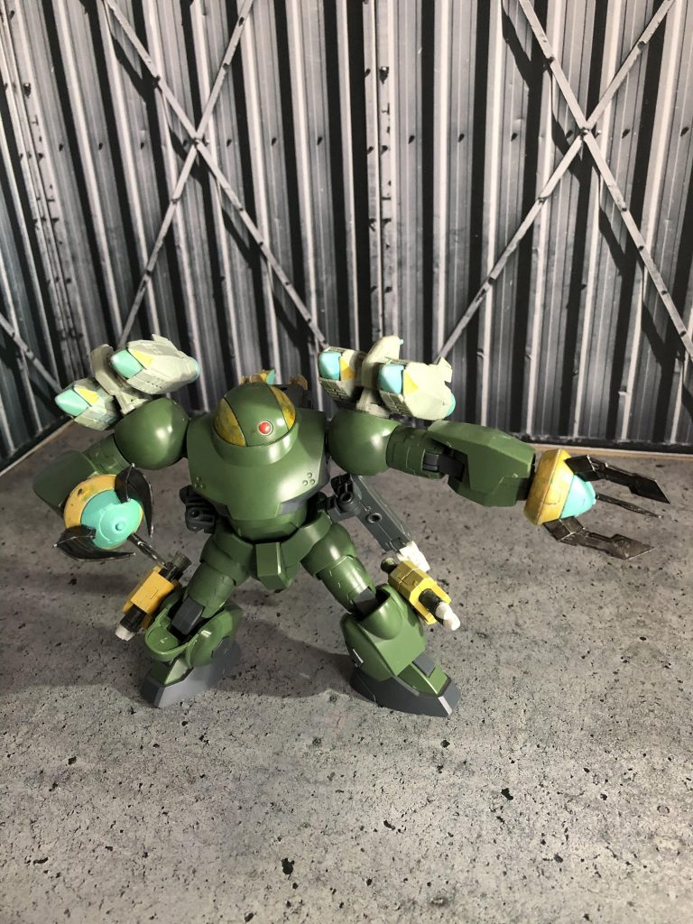 マリンモック
ハイモックの水中戦型。水陸以外でも運用可能である。
ビーム砲内蔵アイアンネイル、脚部2連装ミサイルランチャー、腰にサブアーム、バックパックにヒートフィンを装備する。