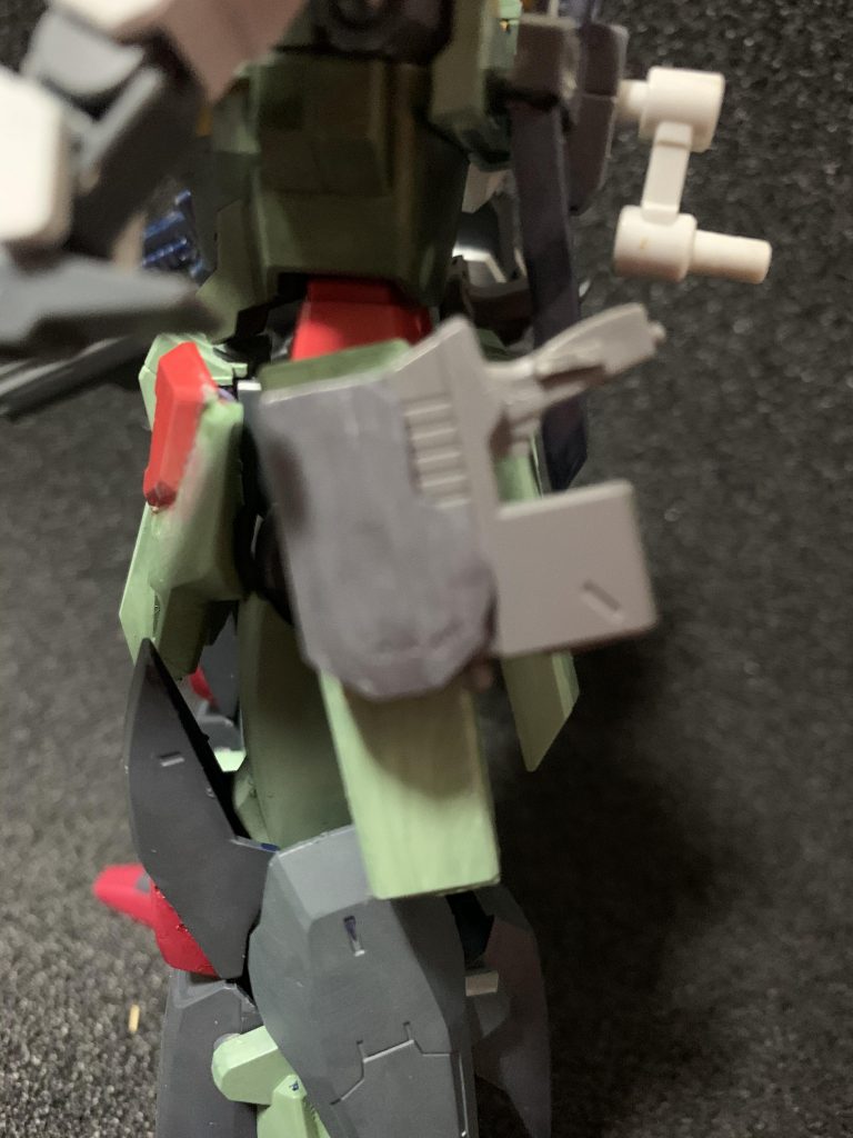 腰のビームピストルのホルダーには、ガンダムバエルのブレードホールを使用しました。