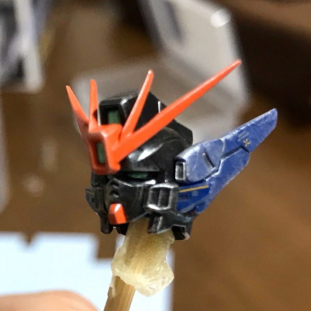 ウイングゼロの顔カッコいいですよね。
青いパーツはドライブラシ失敗してます。