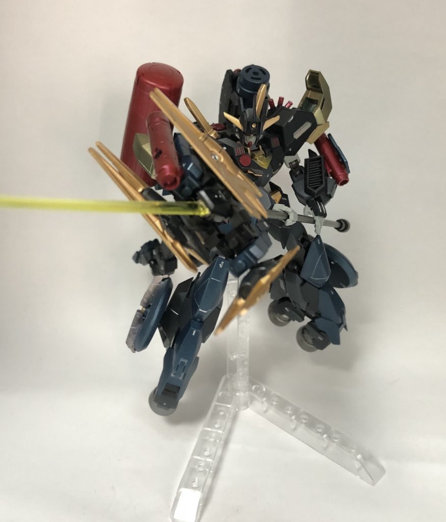 またロッドは近接戦闘にも対応しており、脚部ホイールによる姿勢制御を駆使しながら先端からビーム刃を展開したり単純にハンマーのような打撃武器として使う

ビーム刃はゴリスリィや剛林羅の武装を、ハンマーとしての面はゴリオンから受け継いでいる