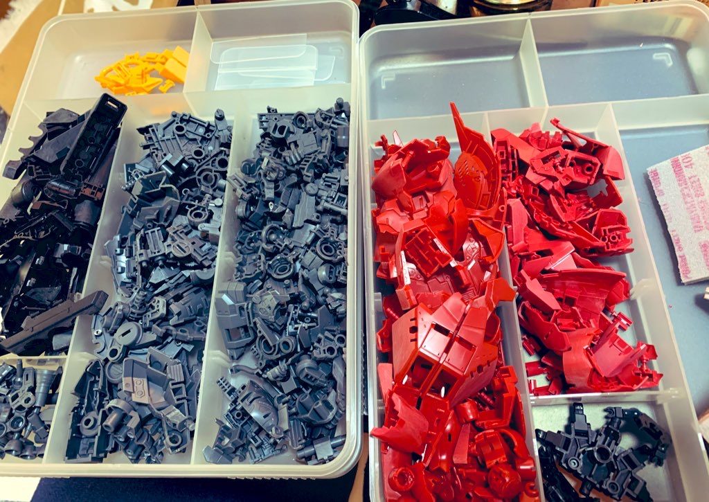 一度組んだRGを完全に分解して全て表面処理して仕分けした図。RG全塗装なんてもう二度とやりません(多分)