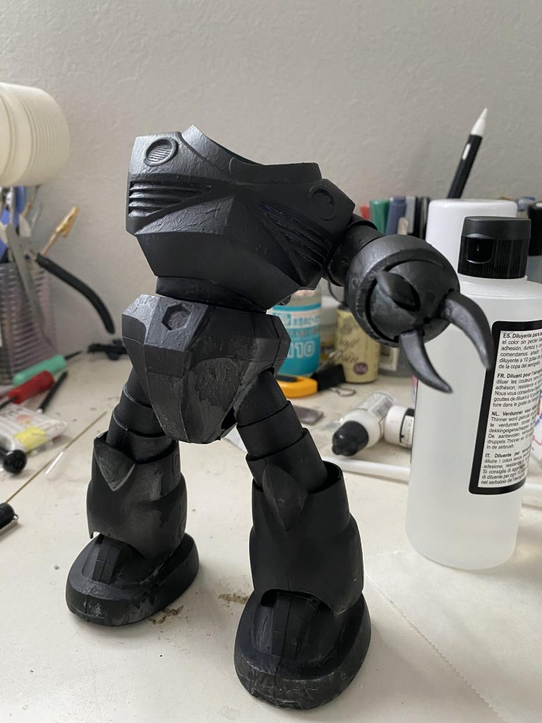 胡粉ジェッソを筆塗りしたあと、エアブラシでファレホのサーフェイサープライマーを吹く。