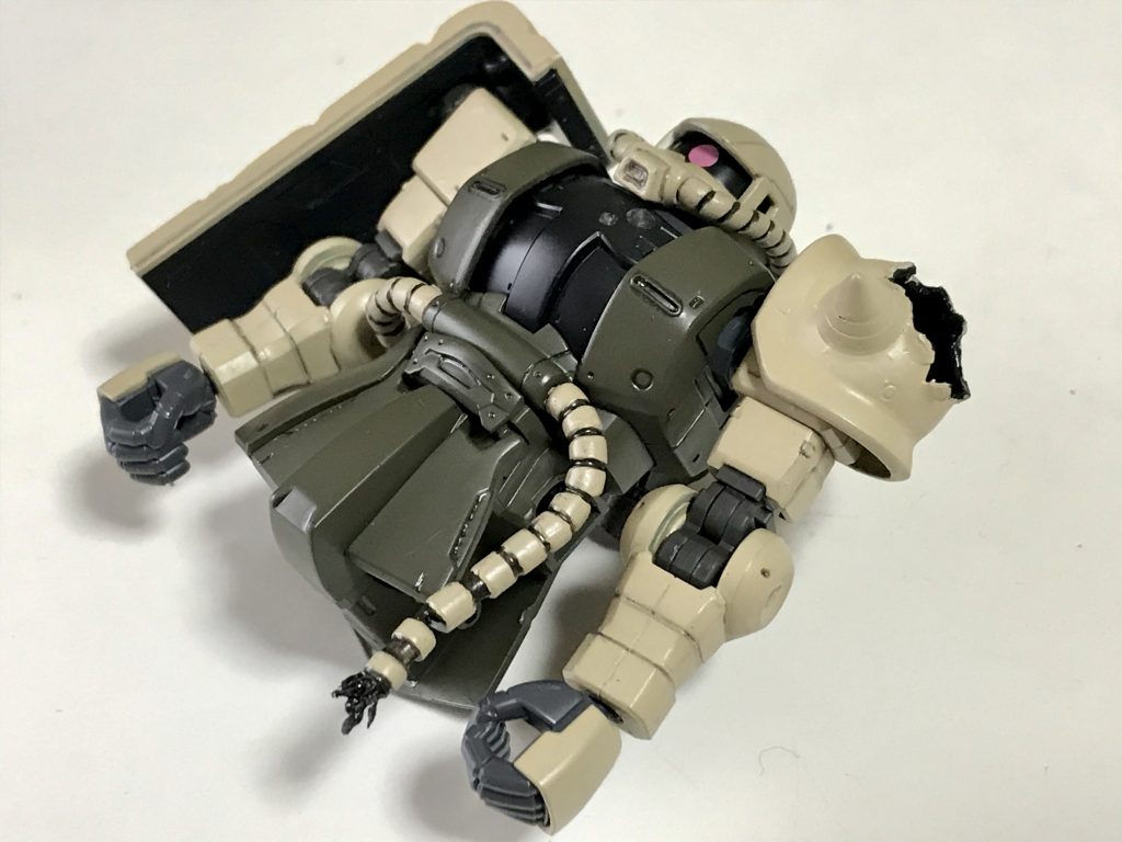 小改造は以下です。・腰の動力パイプをちぎられた感じに・左肩アーマーを破壊された感じに・シールドに傷たくさん・胸に弾痕少々・左腰アーマー未装着(以降はここには写っていませんが)・左脚の動力パイプの装甲欠け・ふくらはぎ側面のスラスターにフタ
塗装は、タン、オリーブドラブ(1)、ジャーマングレー、赤鉄色などを筆塗りしました。