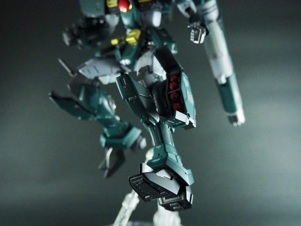 膝部ホーネットミサイル&セパレートミサイルポッド
膝ギミックはフレームからのフルスクラッチで脚の中身はぎっしり
ミサイル本体はレオパルドの物がサイズ的に無理だったのでフルスクラッチ
セパレートミサイルポッドはネオジム磁石で接続なので軸無しで取り外し可能