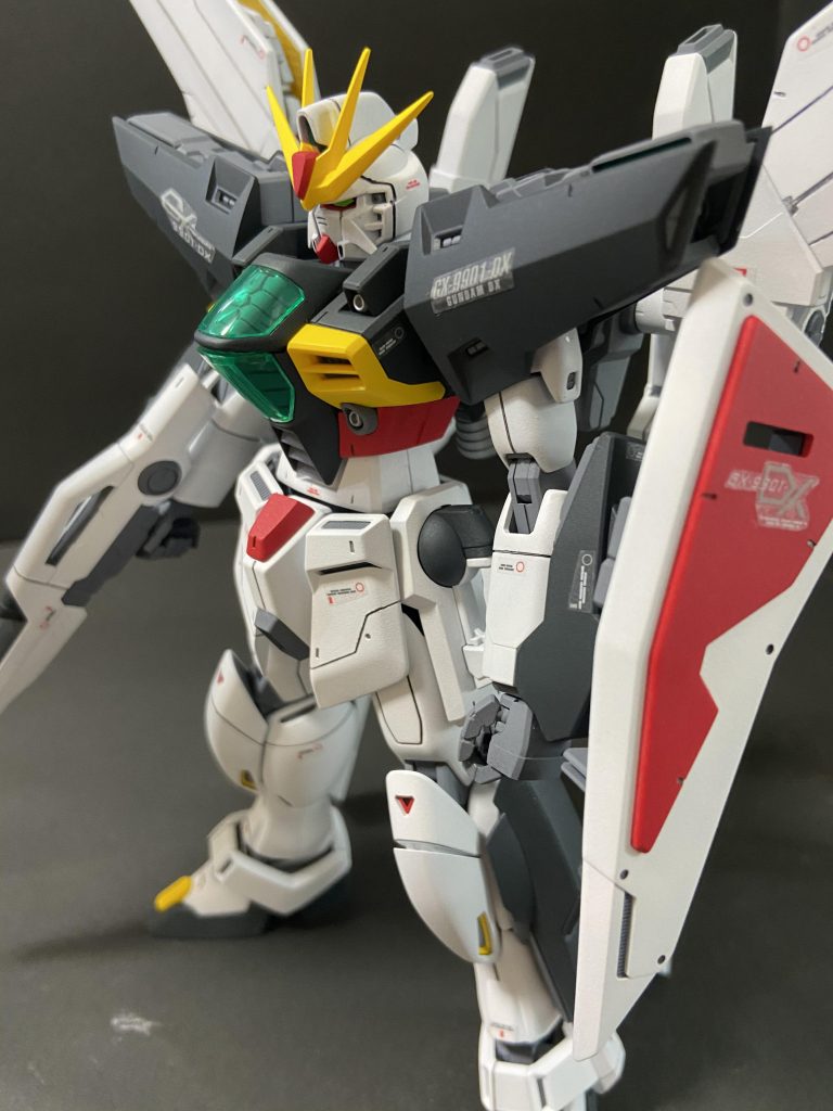 Twitterでは白黒塗装が大変だったと呟きましたが、実際は黒ではなくネイビーブルーを使用。イメージ通りのDXカラーになり満足です。
白はガイアノーツのつや消しホワイト、赤はサザビーレッド、パネル部分にはガイアノーツのスターブライトブラス、ブースターや白の下地にクレオスのシルバーを使用しました。