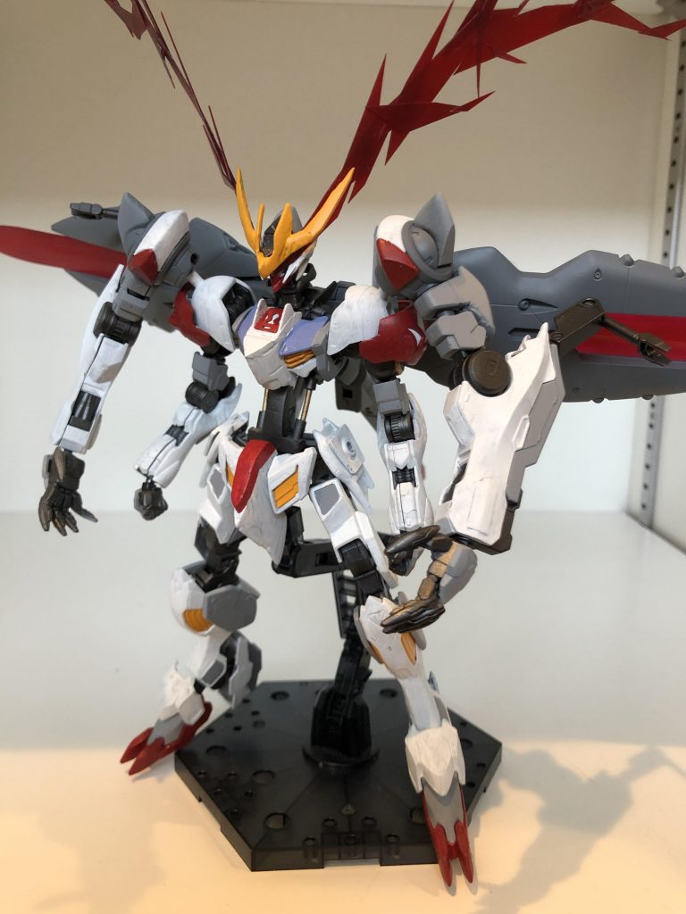 ルプスレクスのような立体的な攻撃を行います。背部大型バインダーはエイハブリアクター兼3機のレーザーブレード発生機であり、全て射出可能です。