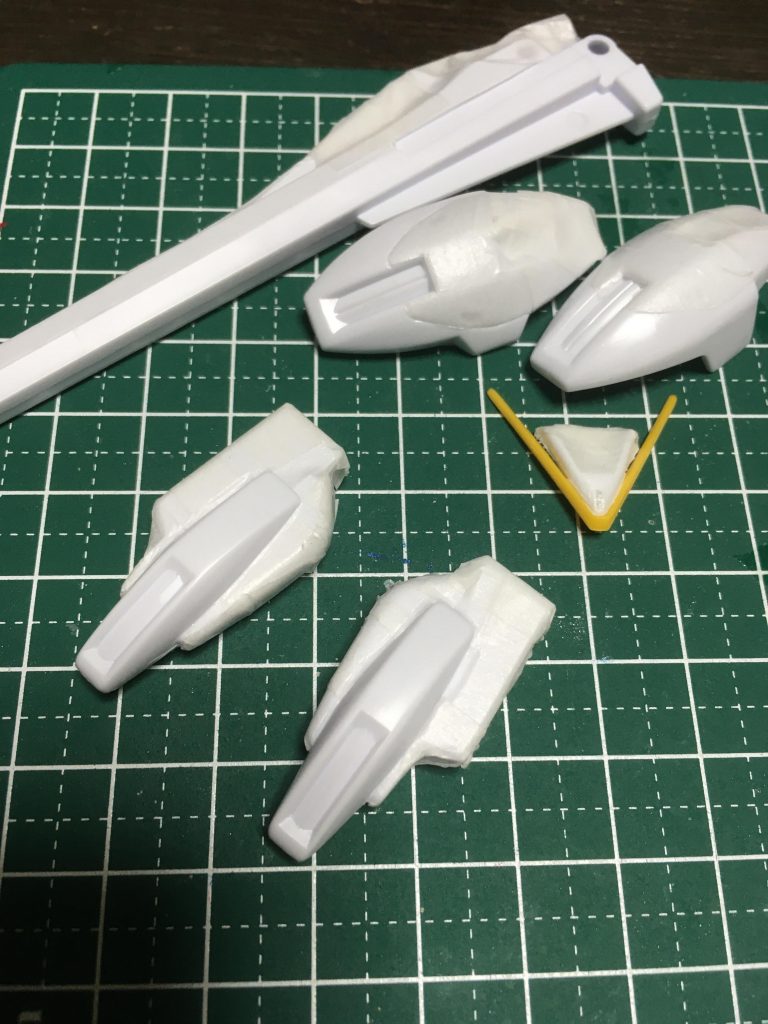 サイドアーマーや脚部のアーマーが塗り分けが凄く大変でした
パーツは白一色です