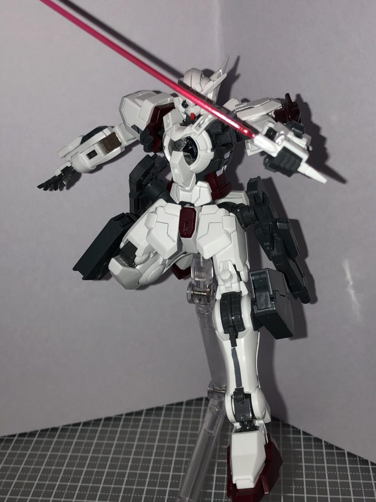 見えづらいですがGNビームライフルと同じく右側の腰に装備されたビームサーベルを使って1枚。まぁこれはシンプルに似合いますね。OO系列のこういう薄い刃のサーベル好きです。