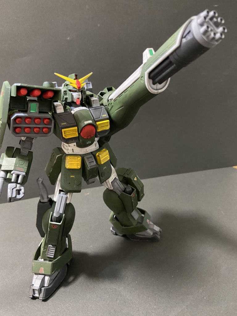 レオパルドはこの特徴的なガトリングが最大の長所でも有り短所でもあります。
腕が左右に振れない為ポージングの自由度が絶望的に悪いのです…少しでも誤魔化す為に少しでもカッコよく見える様に撮影しました。