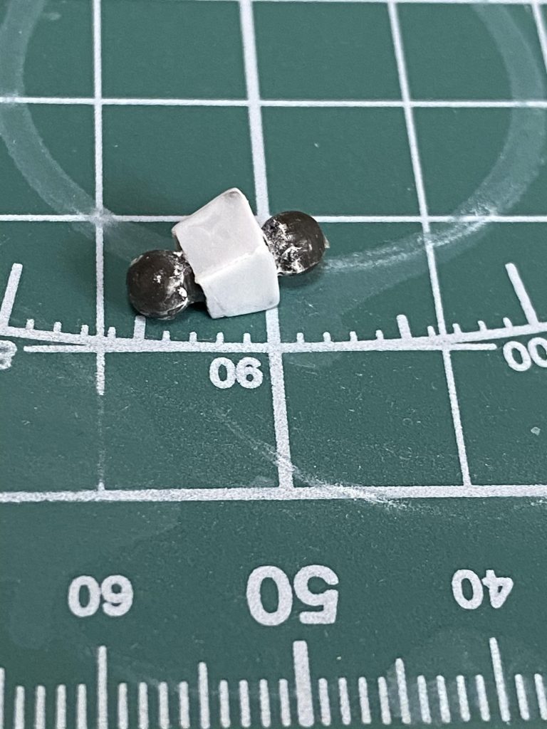 おわかりいただけただろうか・・・
まるでポリキャップにプラ板を貼り付けたなのような工作に・・・
おそらく初めてポリキャップのプラ板工作をしたのではなかろうか・・・?