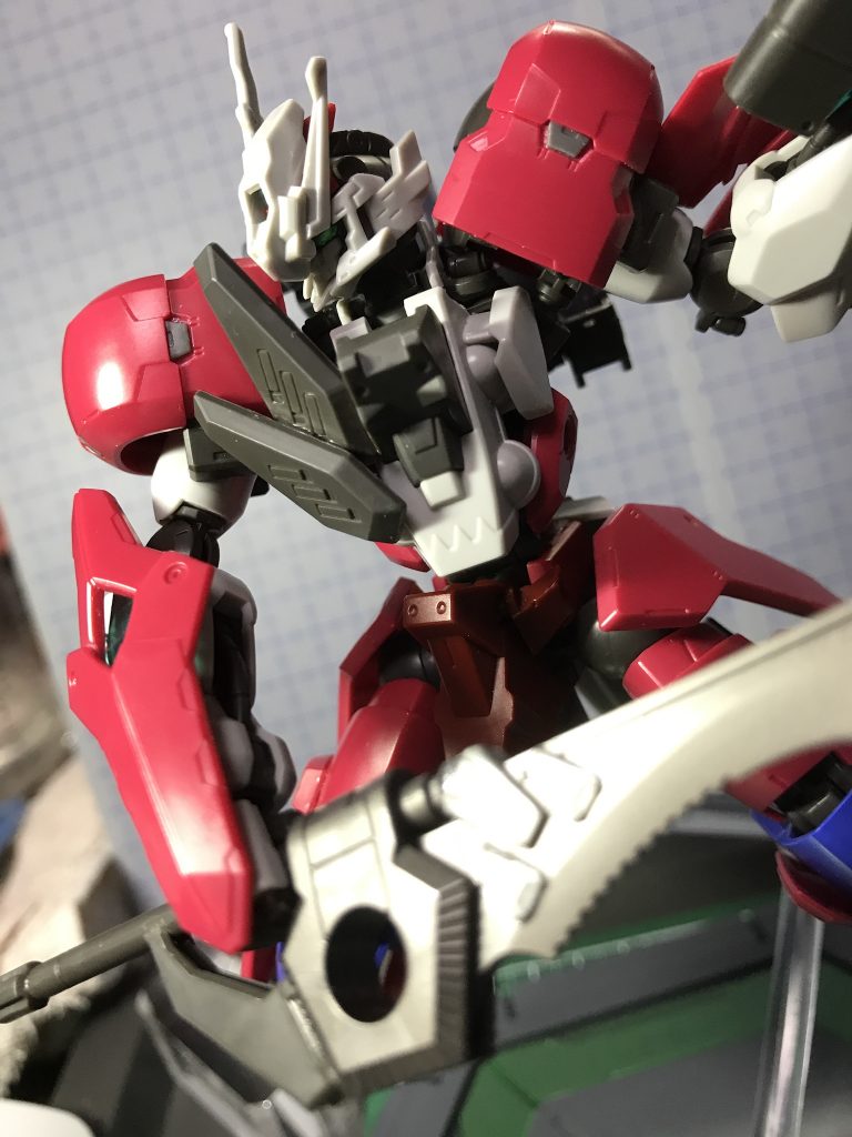 腕と一体化された盾を持ち、左手には大型のもの、武器を扱う右手側には一回り小さいものが付いている。