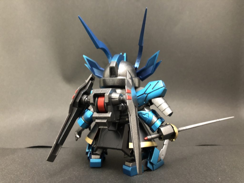 背面。かつての部下グレイズアインの魂を宿した魔具を装備。

実は背中とバックパックの軸位置が合わず、頭部とのクリアランスもあり取り付けに苦労しました。。。

そして…