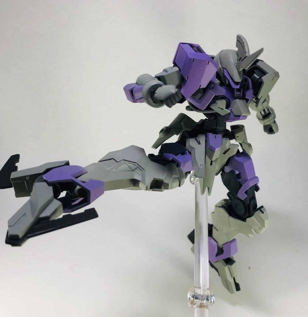 ハンターエッジでキック
足に武器付いてたらやりたくなりますよね