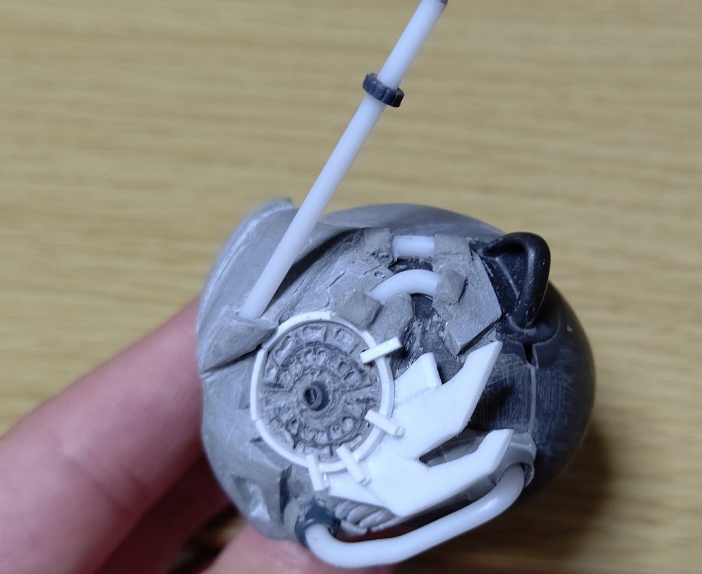 左目の彫り込み。ピンバイスで彫った後タガネで角を整えます。