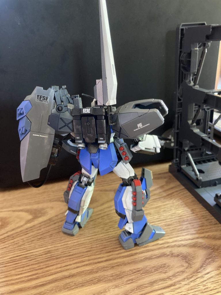 背面はジェスタのシールドにエネルギーパックが付いているほか、νガンダムのハイファンネルを設置しました。
狙撃型なので相手を察知するレーダーのようなものが必要だと感じたからです。
ミノフスキー粒子あるし、ファンネルの効果で脳波を逆探知して敵を感知しようという発想ですね。まあ想像なので笑笑