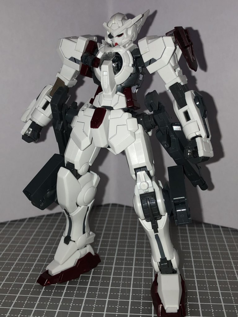 存在感を放っていた左肩のノーネイムユニットを外した状態。
特に左手が異形と言うわけでもなく、素体を活かした至ってシンプルなフォルムに。
ただ、申し訳程度のエクシアリペア感を出す為に膝パーツをあえて外したりしてます。
