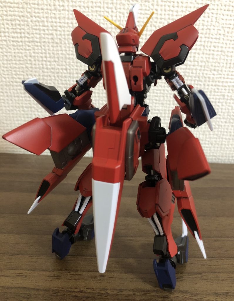 背面、本来背中にあるパーツを腰に移動させています。わかっちゃいたけど重くて自立させるのが少し面倒です笑