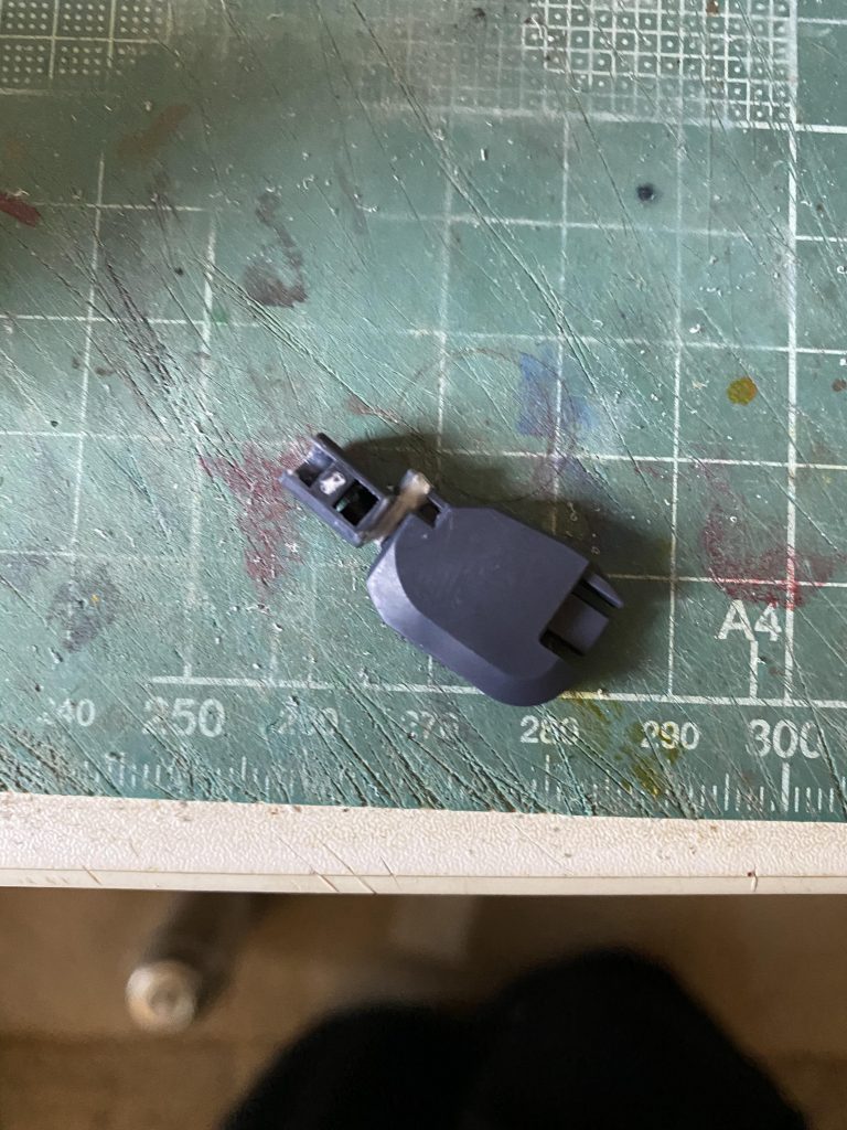 大腿部の位置を変更するため、内部のフレームを延長しています