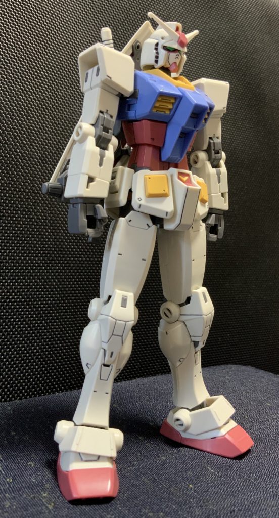 シールドは少し小さいようです。背中に装備させると正面からはあまり目立たなくなりますね。