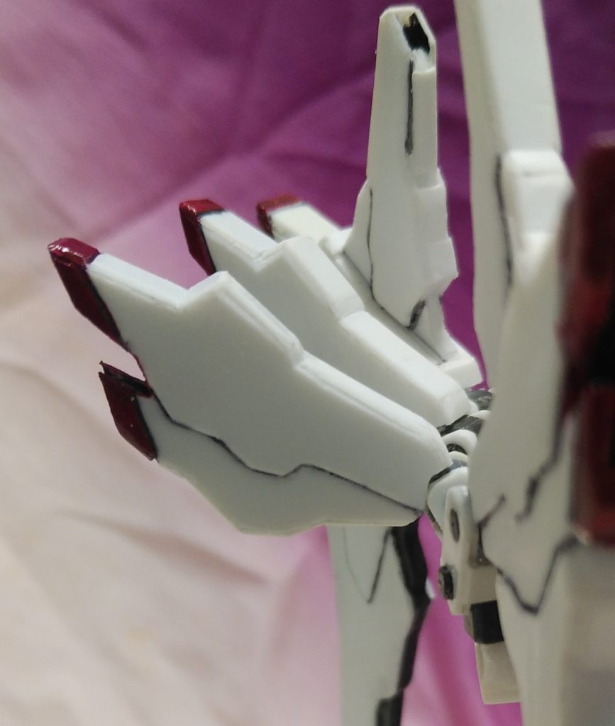 背部中央二基のブースターです。外側の大型ブースターと同様、ここも可動部パーツ以外はプラ板で制作しました。