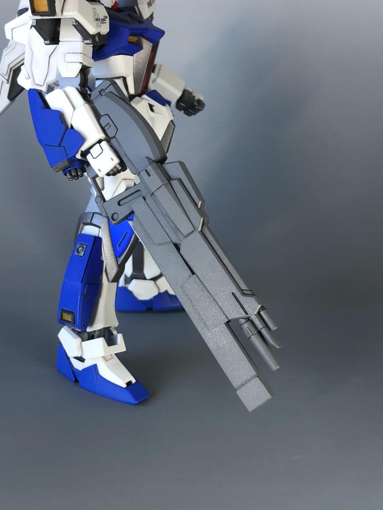 　ライフル。ジャンクの複合体にプラ板で作った折り畳み式ブレードを接着。