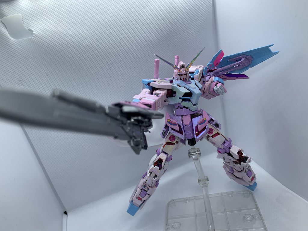 本機はサイコフレームから独自開発のキャンディフレームになっており飴細工の様な光沢感を持つ