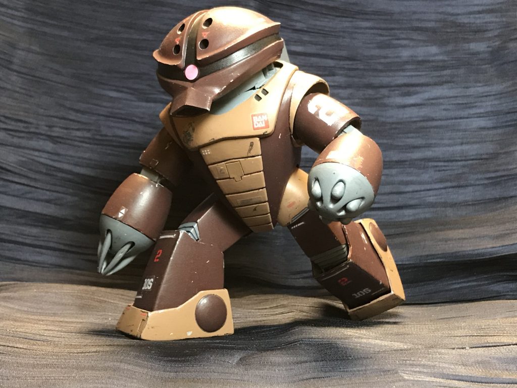 そろそろシールの在庫が尽きてきて、これだけは使いたくなかった水転写デカールの在庫に手を出したのですが、まあ劣化してボロボロと使えないのばっかりで、唯一使えたのは再販で買った高機動型ザクのだけでした。
当時のリアルタイプっぽい感じに貼ってみました。