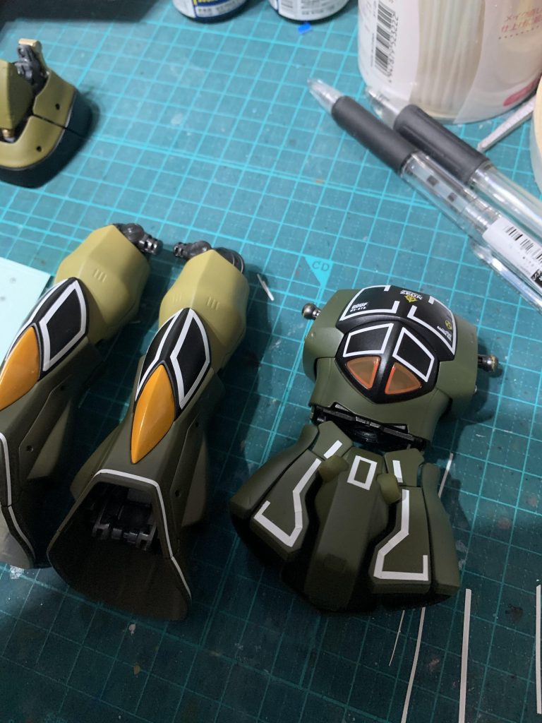 MGグフのリアルタイプデカールは発売されてないので、ハセガワのフィニッシュシートをカットして貼り付け