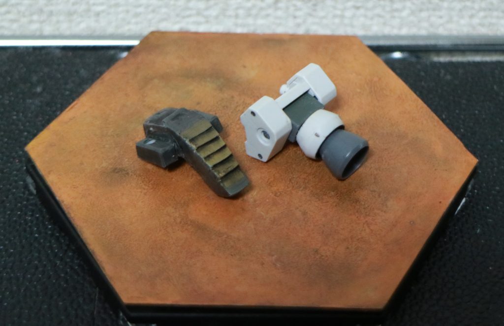 背部の自作エイハブリアクター。結構ざっくりです、あんまり人から見られないかなあと隠れる部分は精度を出せなくても妥協しました(笑)。
テイワズ製で初めて製造に成功したリアクターという設定があるので、グレイズなどのリアクターよりも大型を意識してプラ板・パテにて作りました。