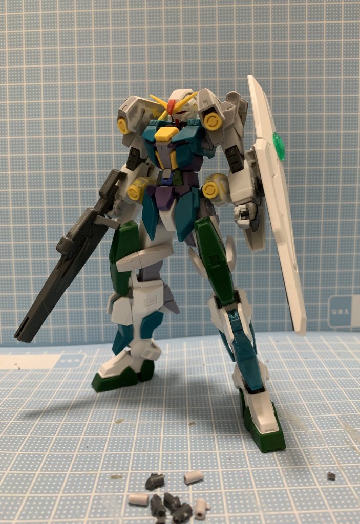 制作工程はヴィートルーガンダムをベースにデュナメスやシャイニングブレイク、ダブルオーダイバー等のパーツを使用。GN粒子供給コードは百均のクリアカードケースを切り貼りしたものを使用してます。