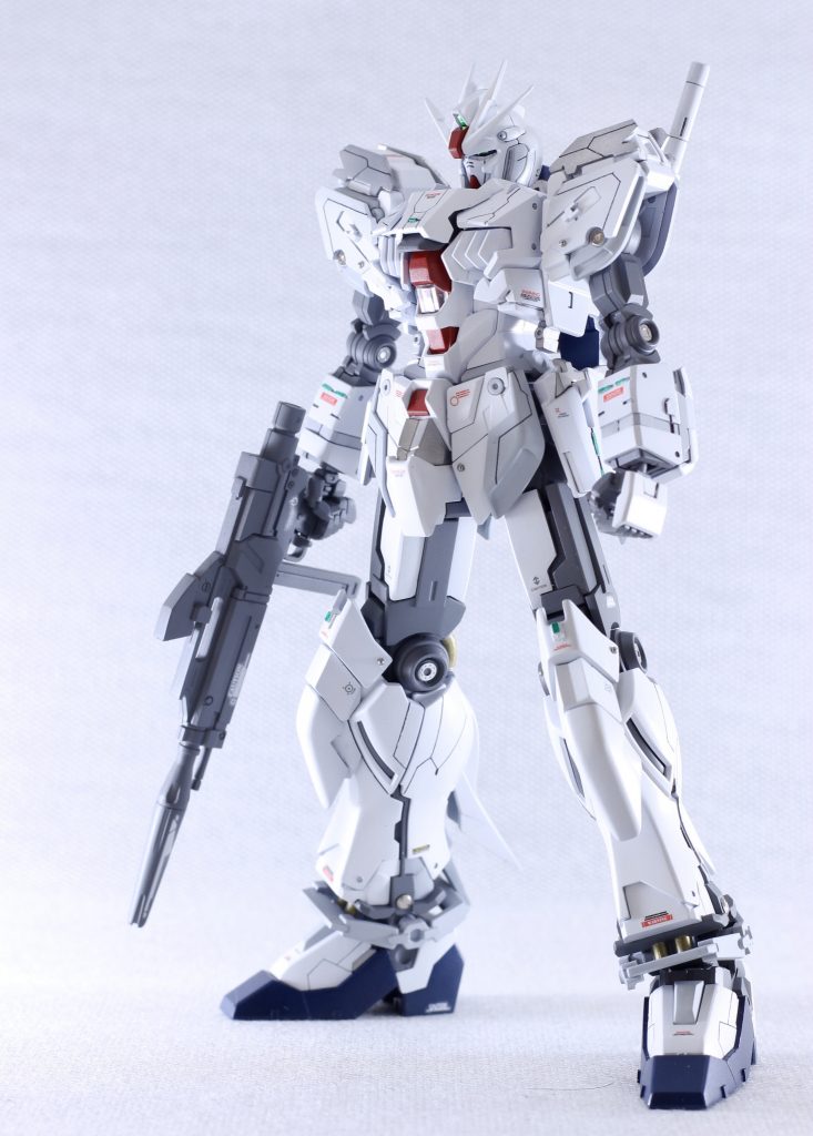 全体像。
白基調とした試作カラーになります。
ナラティブがνガンダムの試作ならばνガンダムの試作カラーである白赤にしたっていいじゃないかと、もはや逆輸入。