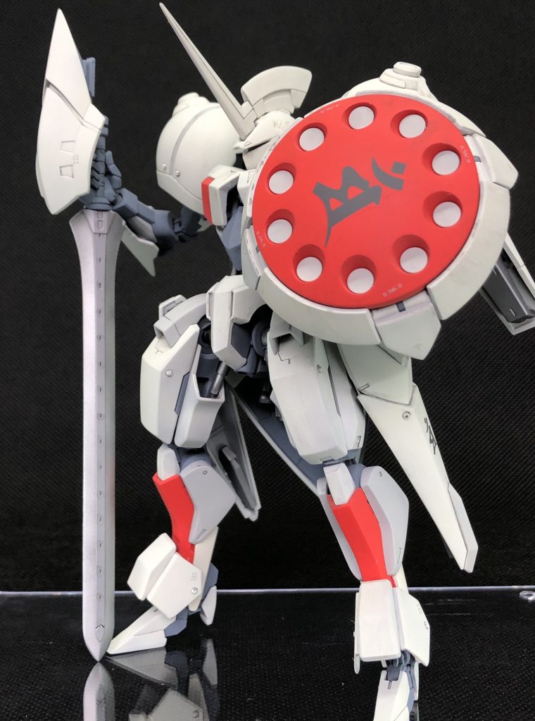 部隊マークやパーソナルマークにあたるマーキングにはベルテクスの梵字デカールを使用しています。特に意味はありません。
実剣のグリップはキットのまま、刀身はコトブキヤ製のものを使用しています。