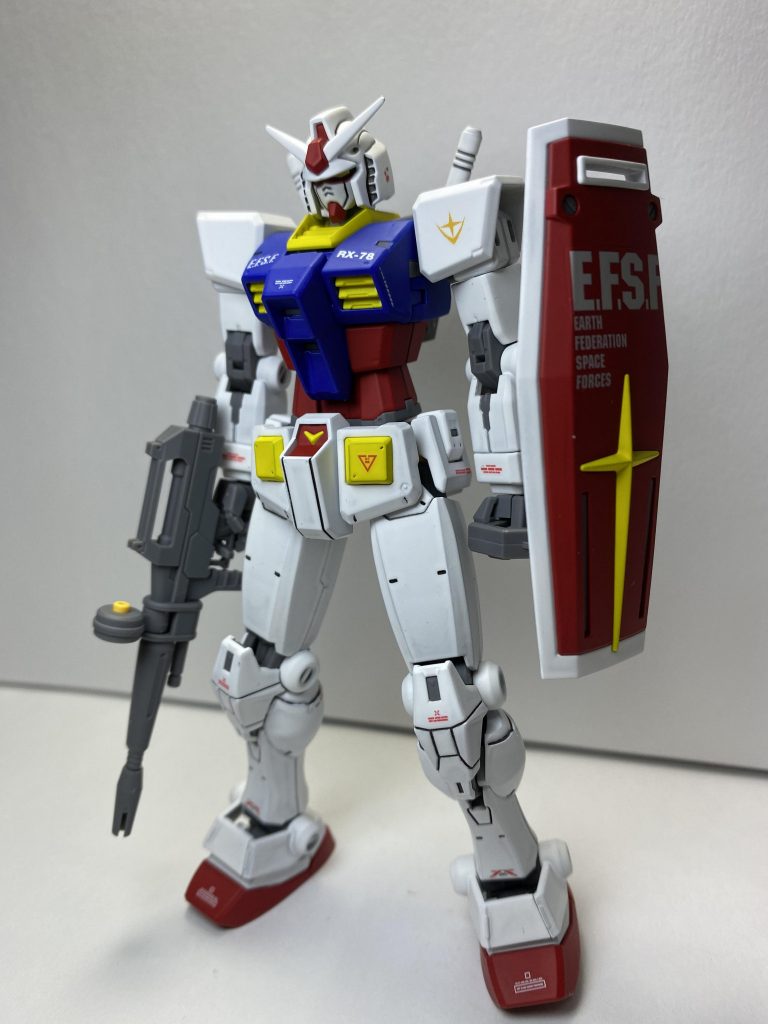 ライフル、シールド装備

機体本体(関節パーツ除く)とシールドを塗装しましたので、ライフルは無塗装でつや消しのみです。

素手状態でもカッコいいのに武装させると更にカッコ良くなるのずるいですね✨