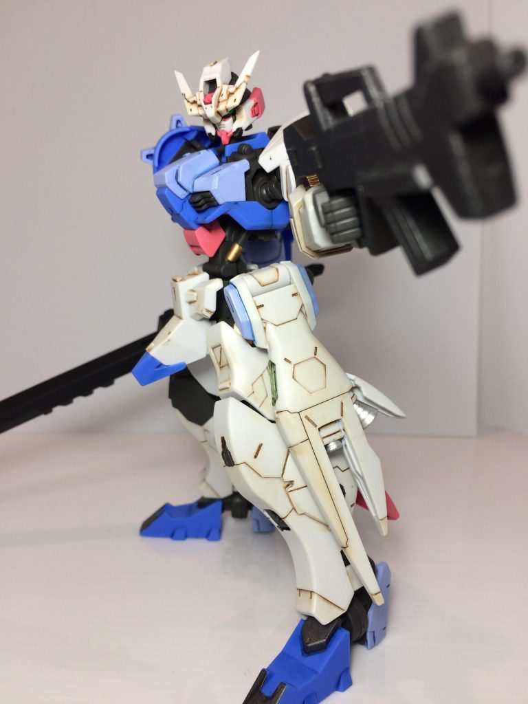 武器はMrカラースプレーフラットブラックにガンダムマーカーシャインシルバーでドライブラシをしました。