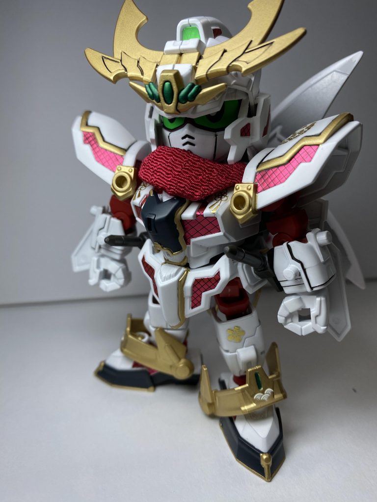 SD系はあまり作ったことがないので色々と苦戦しましたが、大体はイメージ通りに仕上がったと思います😊

成型色の白が少し濁った？色をしていたので白塗装してます。
頭の装飾と足首？の金はエアブラシで、その他の金は筆塗りをしてます。
マフラーは貼れる布を切って貼っています。また、デカール代わりにネイルシールを貼ってます。