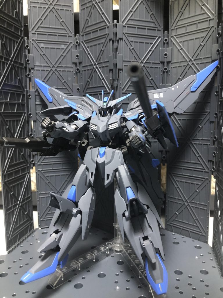 両腕にライフルとシールドランチャーを装着。
また、両足にもあるので銃撃戦にも対応。