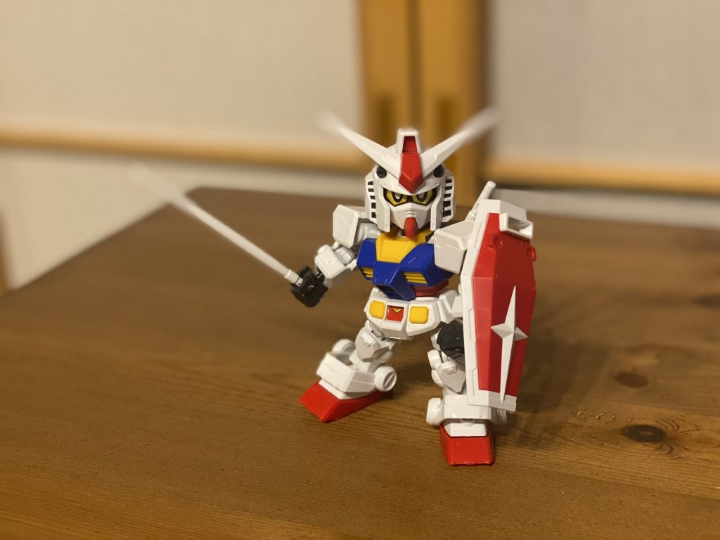 買った当社はこの白いサーベルでした。クリアカラーのサーベル持たせたい衝動に勝てませんでした。