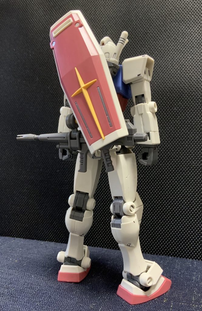 ビームライフルも背面装備可。
