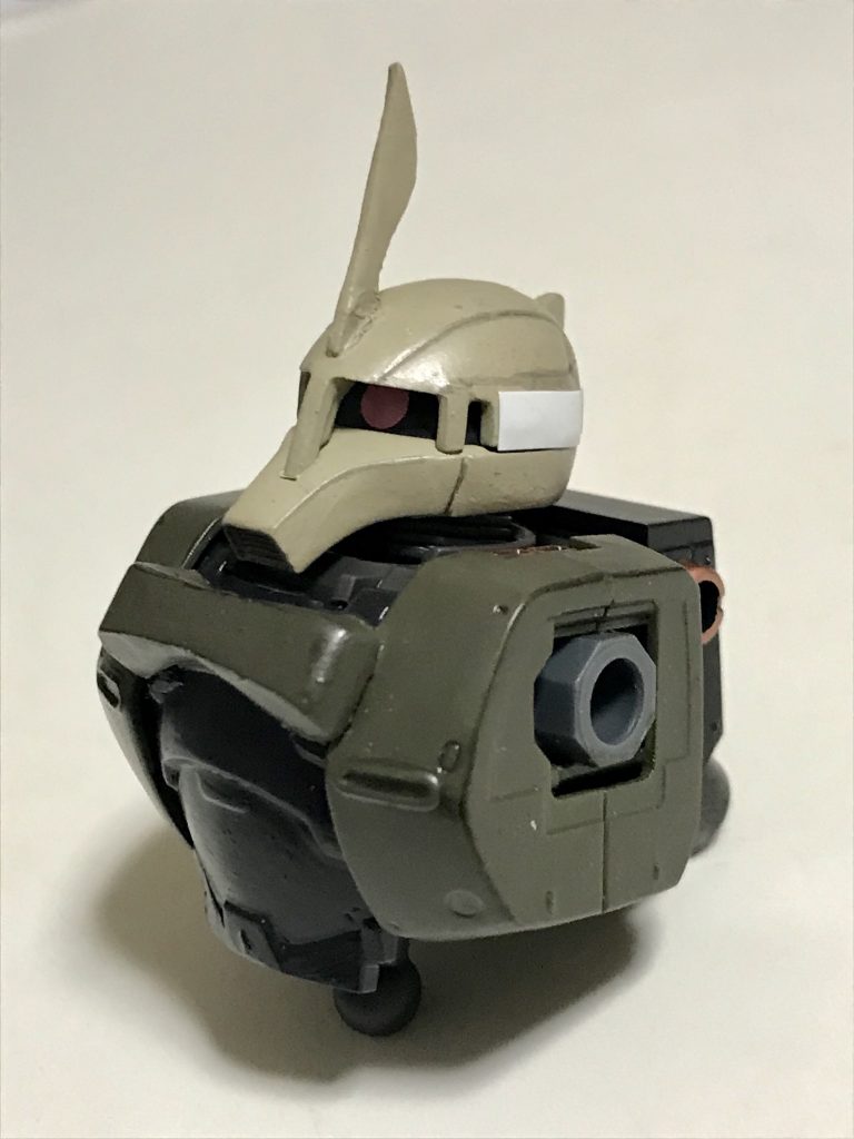 胸の追加装甲は、このキットに含まれる余剰部品（ザクII用の肘の部品）をつなげて加工しました。ブレードアンテナはランナーの銘板から切り出しました。頭部の白い帯（隊長マーク？）は塗装ではなくマスキングテープです。色は、タン、オリーブドラブ(1)、ジャーマングレー、赤鉄色を筆塗りしました。