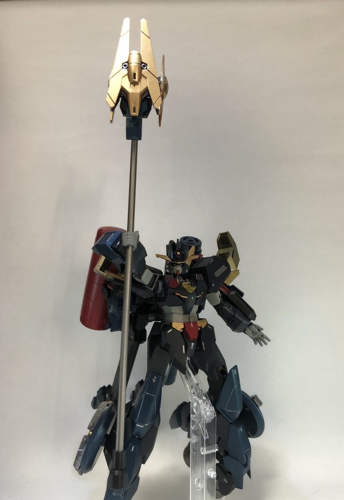 メイン武装:クルーガッリィーラロッド

本機のメイン武装、このロッドから様々なエネルギー魔法もどきを起動する。
広範囲爆撃や追尾弾に加え、対象とした空間や物体をエネルギー波で爆発させたり粉砕したりと様々な魔法(?)攻撃が可能である
主な戦法は空間を爆発させる攻撃で、過剰なまでに搭載したエネルギーを使用してかなりの範囲を爆破する。
(わかりやすく言ってしまえば爆裂魔法。ｴｸｽﾌﾟﾛｰｰｰｰｼﾞｮﾝｯ!のアレがガス欠にならず何度も撃てる)