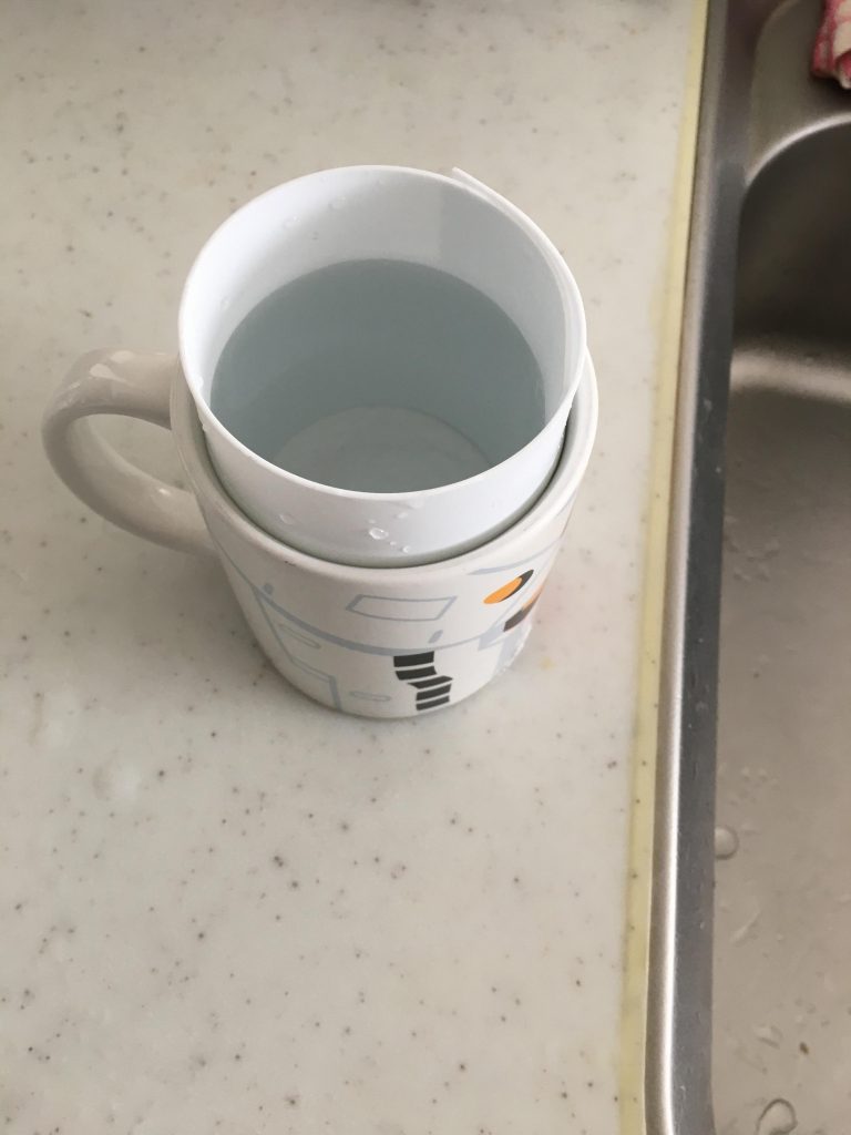 プラ板をお湯で温めて丸くしました。