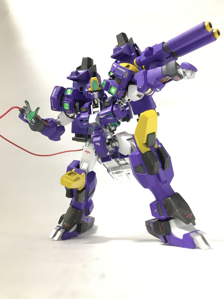 武装は左腕に装備されている二連装ナパーム砲